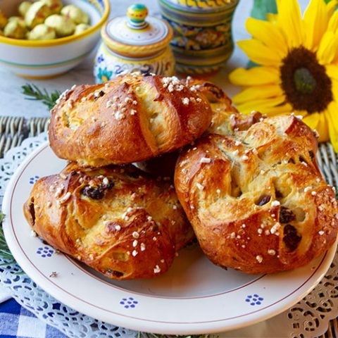 Pan di Ramerino {Sweet Easter Buns}
