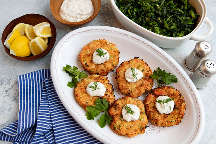 Wild Salmon Cakes With Creamy Dill Sauce