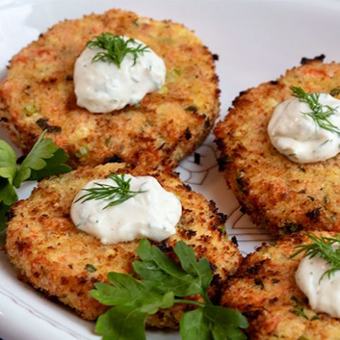 Wild Salmon Cakes With Creamy Dill Sauce